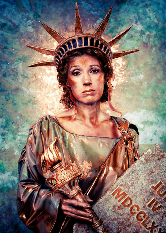 西方人,一个人,无人,站,竖图,插画,室内,白天,正面,数码,科技,报纸,皇冠,欧洲,欧洲人,仅一个年轻女性,仅一个女性,仅一个人,自由女神,握,阴影,网络,信息,棕色,高光,几何,计算机图形,合成,图画,注视,画像,画,观察,看,站着,握着,观看,新闻,一份,电脑合成图,数码合成图,权威,察看,高贵,关注,漫画,写实,具体,具象,权力,统治,年轻女性,女人,女性,白种人,卷发,王冠,站立,半身,彩图,报刊