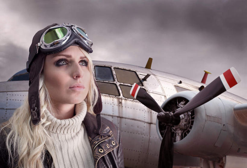 西方人,一个人,飞行员,横图,室外,特写,白天,仰视,毛衣,安全,飞机,欧洲,欧洲人,仅一个年轻女性,仅一个女性,仅一个人,一副,一艘,眼镜,防护,注视,航空,白色,交通工具,观察,看,金色,战争,空军,观看,护目镜,保护,战斗机,察看,关注,载具,保险,轰炸机,军用机,军用战斗机,保全,周全,安稳,安定,安全防护眼镜,乌云密布,平安,年轻女性,女人,女性,白种人,长发,飞行人员,抬头,仰头,半身,彩图,低角度拍摄,绒衣,套衫,套头毛衣,线衣,防护眼镜