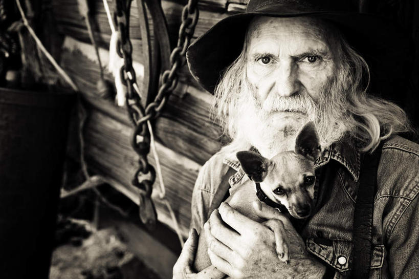 西方人,胡须,一个人,横图,俯视,黑白,室外,白天,宠物,狗,帽子,欧洲,欧洲人,仅一个男性,仅一个人,握,注视,一只,动物,遮阳帽,看,仅一个老年男性,可爱,握着,关注,忠诚,一顶,老年男性,男人,男性,白种人,山羊胡,胡子,犬,抬头,仰头,半身,高角度拍摄