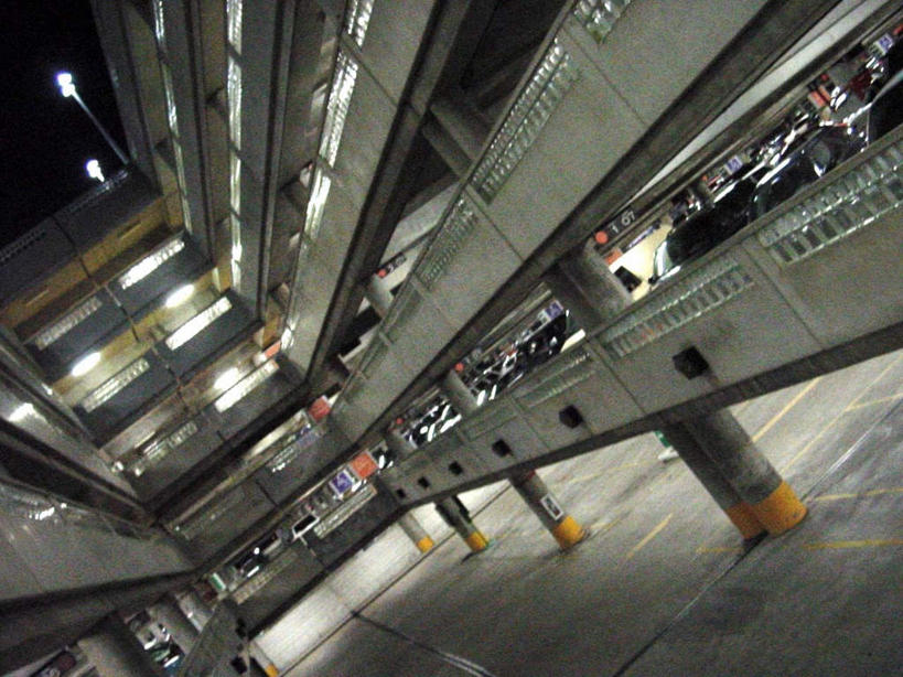 无人,栏杆,横图,室内,白天,正面,车库,汽车,照明,许多,阴影,光线,地砖,线,影子,柱子,围栏,灯光,地面,很多,倾斜,护栏,顶灯,车,灯,排列,黄色,灯具,交通工具,轿车,照亮,照明设备,载具,歪斜,摆列,彩图,布列,分列