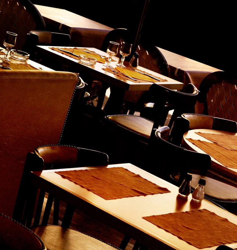 无人,竖图,俯视,室内,白天,餐桌,桌子,杯子,餐具,椅子,叉子,刀叉,刀子,高脚杯,红酒杯,调料瓶,玻璃制品,餐巾,酒杯,瓶子,塑料制品,塑料瓶,餐台,烟灰缸,餐刀,餐叉,烟碟,烟盅,玻璃杯,进餐用具,彩图,高角度拍摄