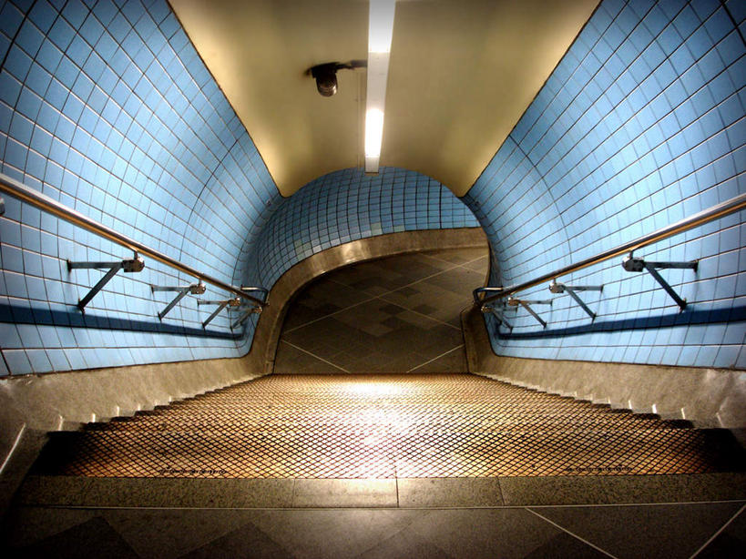 无人,栏杆,横图,俯视,室内,白天,楼梯,地铁,照明,瓷砖,地砖,扶手,阶梯,通道,走道,走廊,过道,灯光,地面,轨道交通,护栏,顶灯,台阶,灯,地下,灯具,照亮,照明设备,彩图,高角度拍摄,地铁机动车,地下铁,轻轨