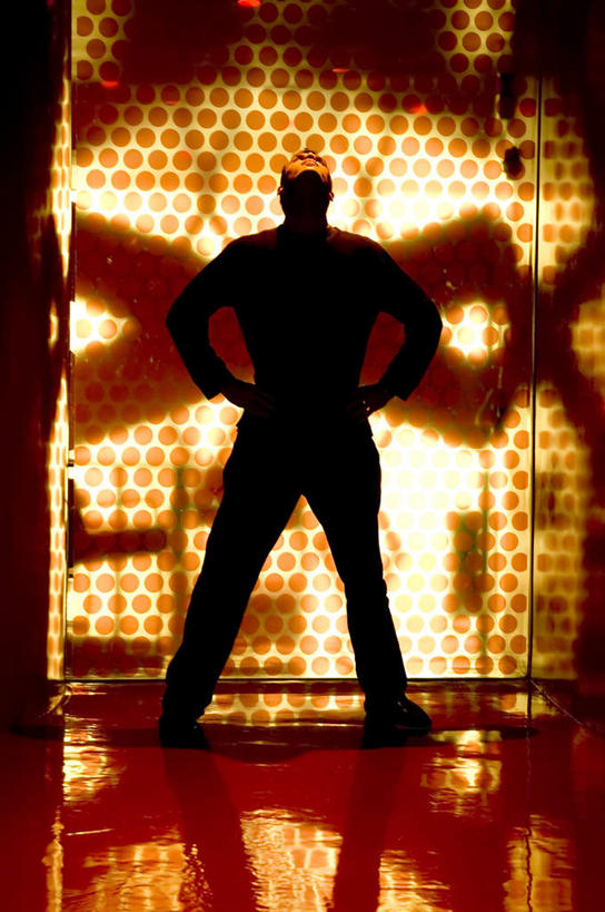 西方人,一个人,商务人士,商务男性,站,竖图,室内,白天,正面,衬衫,科技,欧洲,欧洲人,仅一个男性,仅一个人,阴影,套装,服装,朦胧,梦幻,模糊,发光,反射,光束,影子,光亮,背光,注视,休闲装,手叉腰,光点,仅一个年轻男性,衣服,黄色,红色,叉腰,观察,看,站着,休闲,休闲服,服饰,观看,察看,双手叉腰,未来,关注,发亮,商务装,逆光,工薪阶层,憧憬,男人,男性,年轻男性,白种人,白领,上班族,抬头,仰头,站立,彩图,全身,衬衣