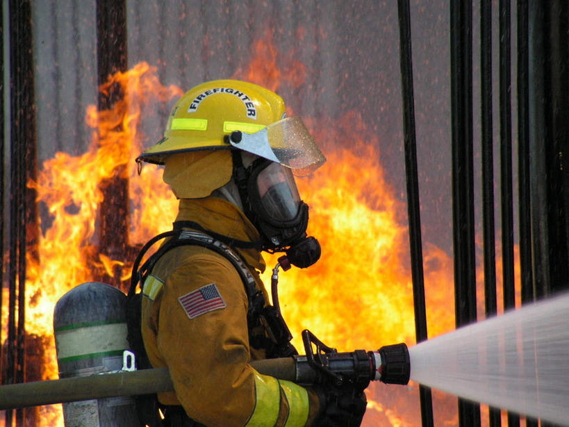 西方人,背,一个人,消防员,站,横图,室内,白天,侧面,工作服,制服,热情,安全,火,帽子,灭火器,欧洲,欧洲人,仅一个男性,仅一个人,握,分离,火焰,面具,器材,头盔,防护,过滤,燃烧,拿,分开,拿着,注视,水管,仅一个年轻男性,安全帽,背着,观察,看,站着,隔断,握着,遮掩,观看,保护,隔离,消防,察看,掩盖,遮挡,关注,面罩,净化,间隔,灭火,遮盖,掩饰,断绝,隔开,屏蔽,屏绝,远离,中断,阻遏,阻隔,导气管,防护器材,滤毒罐,背负,消防灭火器,消防器材,工作制服,男人,男性,年轻男性,白种人,救火员,站立,半身,彩图,工作套服