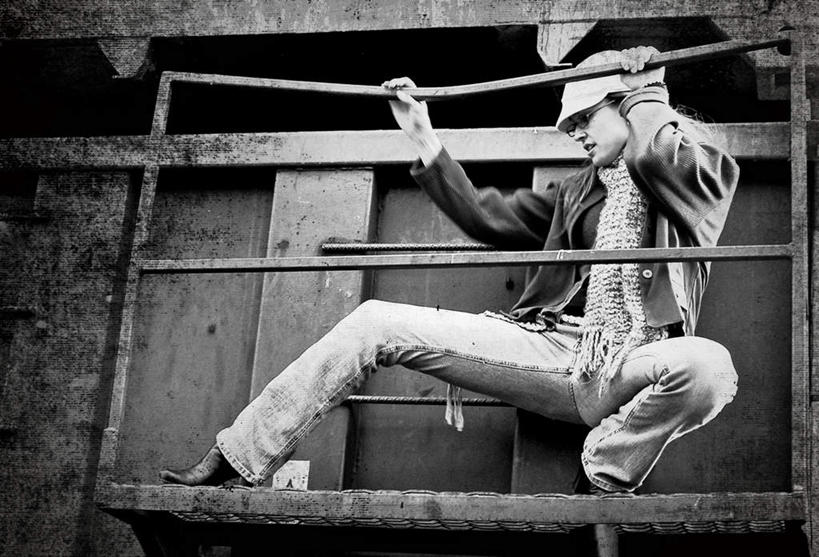 西方人,一个人,栏杆,蹲,横图,室外,白天,正面,欧洲,欧洲人,仅一个年轻女性,仅一个女性,仅一个人,握,服装,装饰,眼镜,栅栏,篱笆,围栏,拿,拿着,注视,休闲装,护栏,衣服,围巾,观察,看,休闲,温暖,休闲服,握着,服饰,围脖,观看,保暖,华丽,点缀,察看,御寒,关注,近视眼镜,衬托,美观,雅致,雅观,年轻女性,女人,女性,白种人,蹲着,彩图,全身