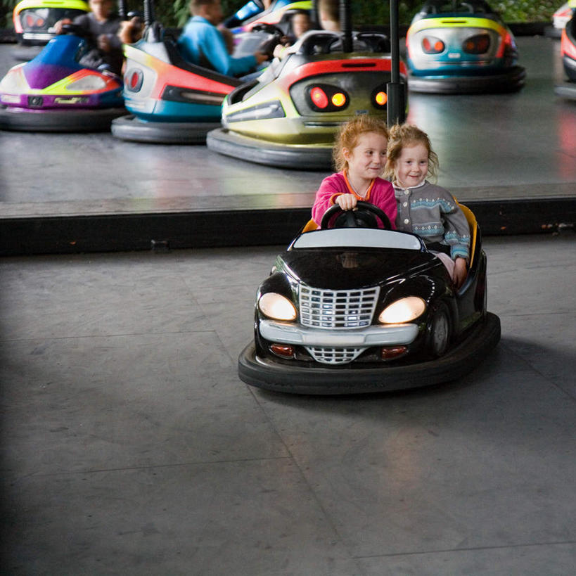 西方人,儿童,两个人,伙伴,朋友,游乐园,方图,室内,白天,正面,游戏,友谊,纯洁,游乐场,照明,欧洲,欧洲人,灯光,玩,娱乐,车,灯,小孩,灯具,休闲,警示,可爱,童年,童趣,游乐设施,碰碰车,活动,车灯,尾灯,照亮,提醒,照明设备,发泄,提示,消遣,智力,载具,童真,烂漫,无邪,宣泄,乐园,游艺设施,天真,友情,男孩,男人,男性,白种人,玩耍,嬉戏,彩图,全身,男生