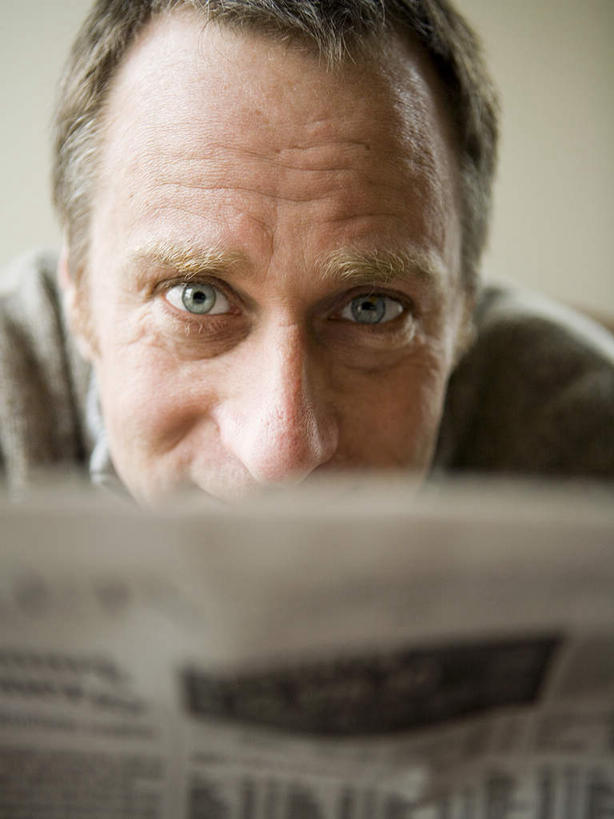 西方人,脸,头,眼睛,脸颊,眉毛,睫毛,一个人,竖图,室外,特写,白天,正面,阅读,报纸,欧洲,欧洲人,瞳孔,仅一个男性,仅一个人,学习,朦胧,模糊,注视,观察,看,仅一个老年男性,浏览,眼部,观看,察看,关注,老年男性,男人,男性,白种人,头部,睫,脸部,脸蛋,眉,面部,眼,眼睫毛,眼眉,半身,彩图,眼眉毛