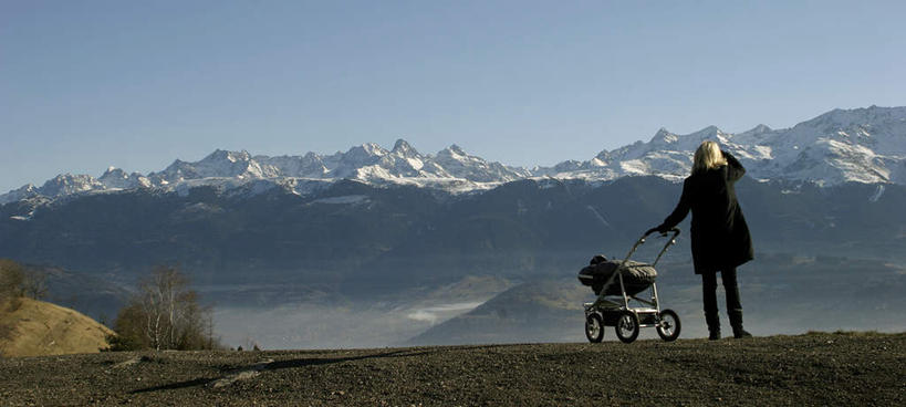 西方人,一个人,站,横图,室外,白天,草地,草坪,美景,山,山脉,植物,欧洲,欧洲人,仅一个年轻女性,仅一个女性,仅一个人,眺望,阴影,远眺,服装,光线,影子,景观,山峰,山峦,远望,休闲装,车,婴儿车,草,背面,衣服,蓝色,绿色,蓝天,天空,阳光,自然,群山,天,站着,休闲,休闲服,景色,服饰,晴朗,遥望,自然风光,载具,万里无云,了望,远瞩,宝宝车,婴儿手推车,婴儿推车,年轻女性,女人,女性,白种人,晴空,晴空万里,站立,彩图,全身