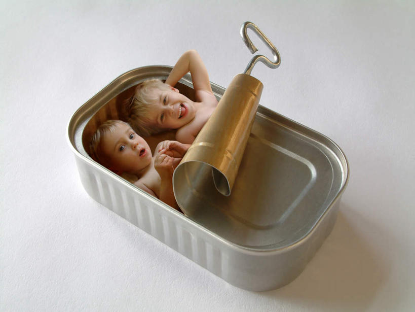 西方人,婴儿,儿童,两个人,兄弟,躺,笑,摸,微笑,露齿笑,横图,俯视,室内,白天,纯洁,金属制品,欧洲,欧洲人,抚摸,灰色背景,金属,注视,一个,小孩,容器,观察,看,可爱,摄影,活泼,影棚,单个,观看,储藏,铁盒,察看,储存,关注,宝宝,纯真,烂漫,无邪,卧着,伶俐,天真,白种人,孩子,触摸,接触,躺着,卧,彩图,高角度拍摄,全身,影棚拍摄,拍摄,贮存