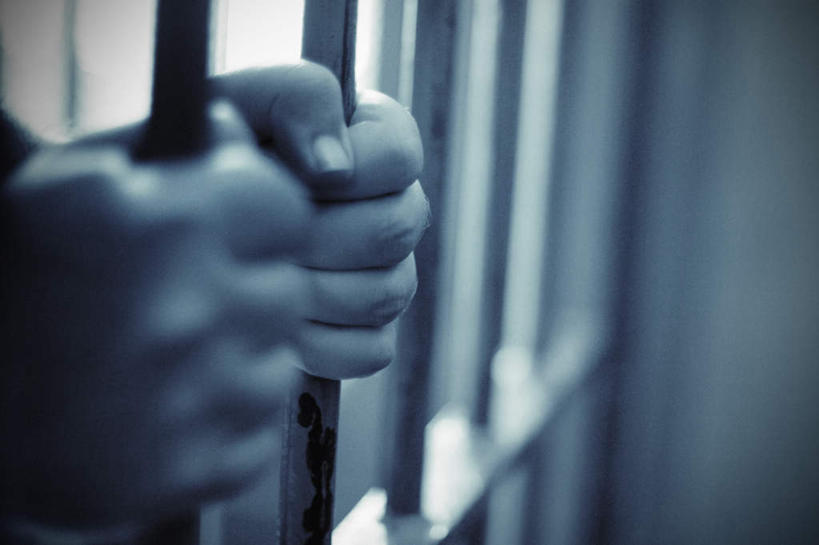 西方人,手,一个人,栏杆,横图,室内,特写,白天,正面,欧洲,欧洲人,仅一个人,一双,握,朦胧,模糊,围栏,拿,拿着,护栏,手部,抓,握着,监狱,监禁,束缚,关押,监牢,牢狱,监管,禁闭,白种人,看守,半身,彩图