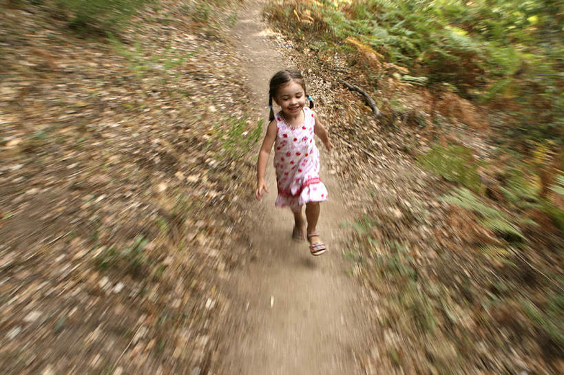 东方人,儿童,一个人,跳,笑,微笑,露齿笑,横图,俯视,室外,白天,纯洁,植物,叶子,亚洲,仅一个女性,仅一个人,阴影,服装,枯萎,朦胧,模糊,光线,影子,枯草,枯叶,落叶,注视,休闲装,黄种人,草,小孩,衣服,黄色,阳光,观察,看,仅一个小孩,休闲,辫子,休闲服,可爱,童年,童趣,服饰,观看,察看,关注,童真,烂漫,无邪,蹦,天真,女孩,女人,女性,亚洲人,孩子,叶,叶片,跳跃,彩图,高角度拍摄,全身,女生