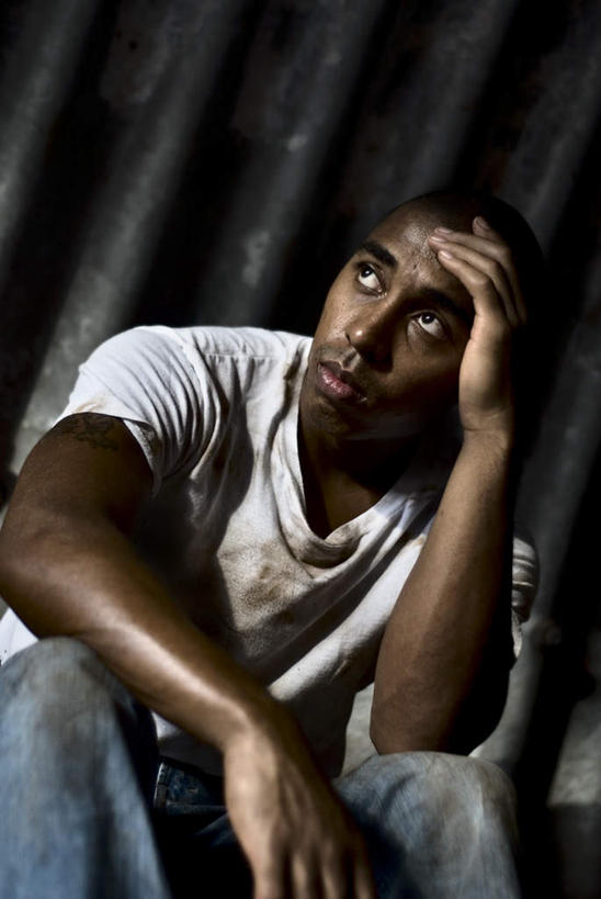 西方人,一个人,坐,竖图,室内,白天,正面,欧洲,非洲,黑人,欧洲人,仅一个男性,仅一个人,撑,服装,隧道,扭头,托腮,注视,休闲装,仅一个年轻男性,衣服,观察,看,托,转头,休闲,休闲服,服饰,观看,察看,地道,关注,托下巴,沉闷,愁闷,烦闷,抑郁,男人,男性,年轻男性,非洲人,坐着,半身,彩图