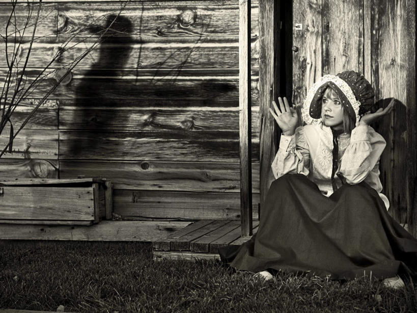 西方人,两个人,家,坐,举,横图,室外,白天,正面,竞争,草地,草坪,植物,门,欧洲,欧洲人,对抗,握,服装,冲突,房屋,屋子,拿,拿着,休闲装,破坏,楼房,住宅,草,衣服,绿色,门框,靠,靠着,托,休闲,休闲服,武器,战争,握着,服饰,手枪,头像,害怕,损坏,攻击,威胁,胆怯,对立,矛盾,兵器,防御,抢劫,敌对,挫败,斗争,抗拒,抗衡,杀伤,威慑,畏惧,劫持,危险,男人,男性,年轻男性,年轻女性,女人,女性,白种人,举起,举手,举着,向上举,向上伸,向上托,坐着,半身,彩图,房子