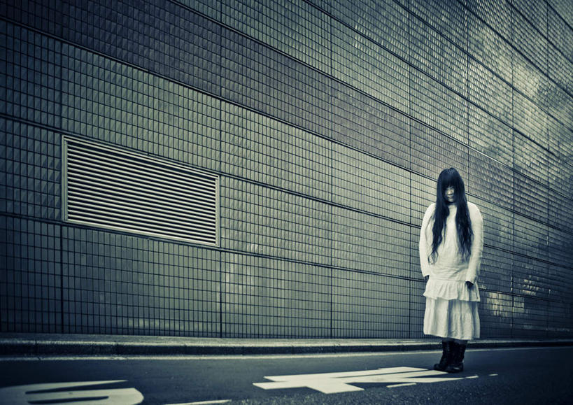 东方人,头发,一个人,站,横图,室外,白天,正面,亚洲,仅一个年轻女性,仅一个女性,仅一个人,服装,墙,注视,休闲装,黄种人,墙壁,墙面,衣服,观察,看,站着,休闲,休闲服,服饰,观看,察看,关注,恐吓,吓唬,恫吓,威吓,年轻女性,女人,女性,亚洲人,站立,彩图,全身