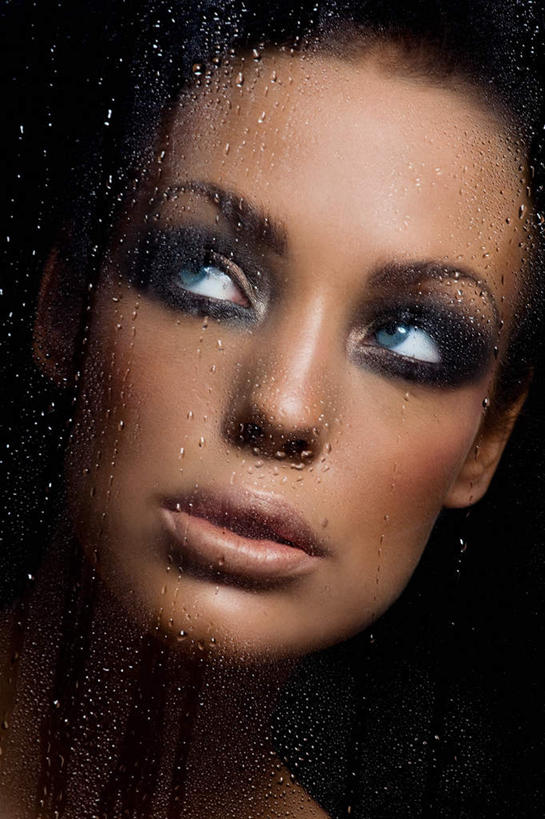 西方人,脸,头,脸颊,一个人,竖图,室内,特写,白天,正面,欧洲,非洲,黑人,欧洲人,仅一个年轻女性,仅一个女性,仅一个人,黑色背景,水滴,雾气,注视,观察,看,斜视,摄影,影棚,水雾,观看,察看,鄙视,关注,藐视,讽刺,蔑视,嘲笑,年轻女性,女人,女性,非洲人,头部,脸部,脸蛋,面部,半身,彩图,影棚拍摄,拍摄