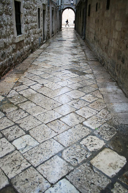 无人,竖图,室外,白天,正面,旅游,度假,石头,名胜古迹,标志建筑,道路,地标,建筑,路,一排,许多,遗迹,整齐,石子,墙,小路,小巷,交通,古迹,文物,娱乐,建设,古建筑,墙壁,墙面,排列,享受,休闲,旅游胜地,放松,队列,古文明,石块,岩石,彩图