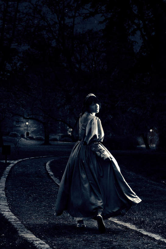 西方人,一个人,站,竖图,室外,白天,裙子,道路,路,公路,皇冠,欧洲,欧洲人,仅一个年轻女性,仅一个女性,仅一个人,连衣裙,服装,装饰,分界线,停车线,交通,扭头,注视,休闲装,背面,衣服,白色,观察,看,站着,转头,休闲,休闲服,服饰,观看,车行道,车行道分界线,华丽,修饰,点缀,权威,察看,高贵,关注,标线,车行线,衬托,美观,雅致,雅观,权力,统治,年轻女性,女人,女性,白种人,王冠,马路,站立,彩图,全身