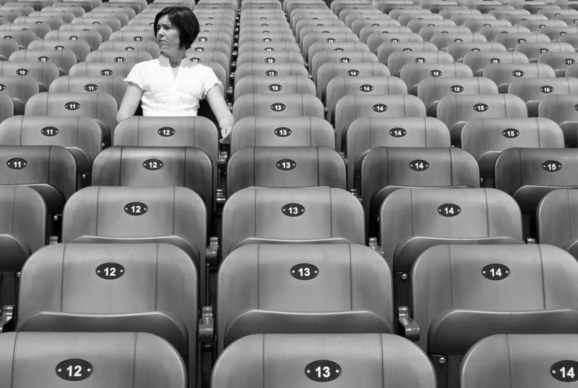 西方人,一个人,坐,横图,黑白,室外,白天,正面,剧院,椅子,欧洲,欧洲人,仅一个年轻女性,仅一个女性,仅一个人,一排,许多,阴影,服装,整齐,光线,图案,影子,木椅,很多,注视,休闲装,标识,标记,排列,衣服,阳光,观察,回头,看,转头,休闲,休闲服,服饰,观看,察看,队列,关注,表记,孤苦,伶仃,孤单,孤独,年轻女性,女人,女性,白种人,坐着,半身