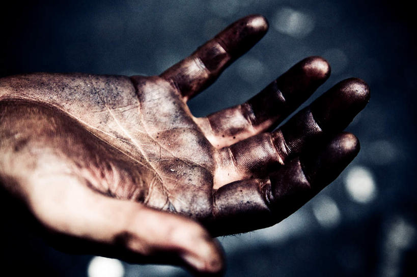 西方人,手,一个人,机修工,横图,俯视,室内,特写,白天,欧洲,欧洲人,仅一个男性,仅一个人,阴影,反射,影子,工人,仅一个年轻男性,手部,肮脏,单手,邋遢,龌龊,污秽,恶浊,男人,男性,年轻男性,白种人,机械师,机修工人,半身,彩图,高角度拍摄