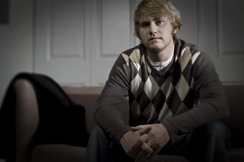 西方人,头发,一个人,坐,握手,横图,室内,白天,正面,毛衣,西装,门,沙发,欧洲,欧洲人,仅一个男性,仅一个人,套装,裤子,正装,墙,注视,牛仔裤,职业装,墙壁,墙面,仅一个年轻男性,黄色,门框,观察,看,期待,观看,等待,等候,察看,关注,布艺沙发,守候,男人,男性,年轻男性,白种人,搀手,拉手,手拉手,手握手,坐着,半身,彩图,绒衣,套衫,套头毛衣,线衣