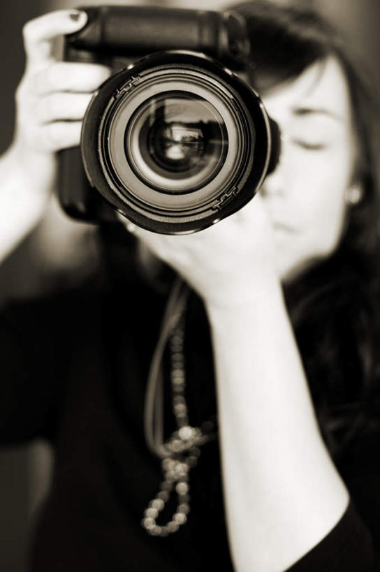 西方人,手,一个人,闭眼,竖图,室内,白天,正面,相机,项链,欧洲,欧洲人,仅一个年轻女性,仅一个女性,仅一个人,握,朦胧,模糊,拿,拿着,注视,装饰品,拍照,饰品,首饰,数码相机,观察,看,手部,单反,握着,摄影,观看,单反相机,察看,关注,照像,年轻女性,女人,女性,白种人,照相机,闭眼睛,闭着眼,闭着眼睛,半身,彩图,照相