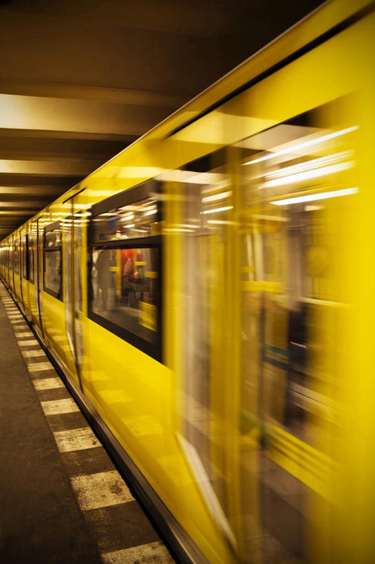 无人,竖图,室内,白天,正面,地铁,阴影,朦胧,模糊,光线,影子,地铁站,高速,灯光,轨道交通,交通,黄色,行驶,彩图,地铁机动车,地下铁,轻轨