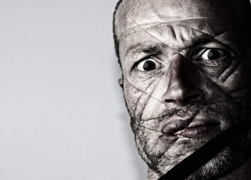 西方人,脸,头,脸颊,胡须,一个人,横图,室内,特写,白天,正面,欧洲,欧洲人,仅一个男性,仅一个人,仅一个中年男性,线,注视,观察,看,观看,害怕,察看,胆怯,关注,畏惧,男人,男性,中年男性,白种人,头部,胡子,络腮胡,脸部,脸蛋,面部,半身,彩图