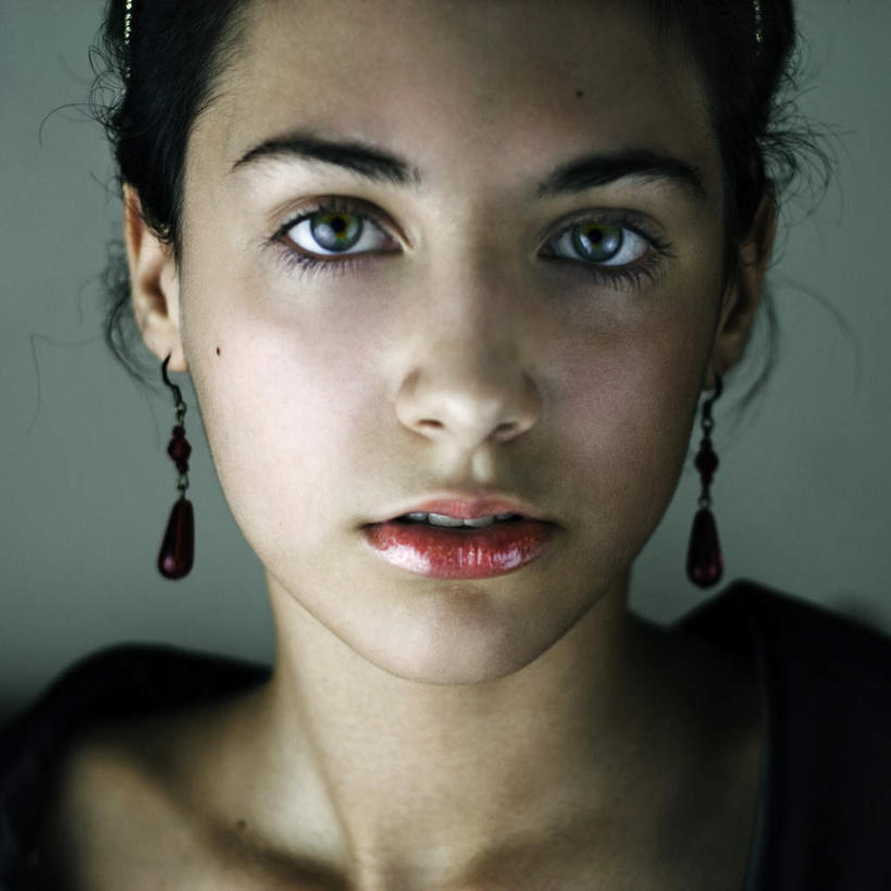 西方人,脸,头,眼睛,鼻子,嘴,脸颊,眉毛,睫毛,一个人,方图,室内,特写,白天,正面,化妆,欧洲,欧洲人,瞳孔,仅一个年轻女性,仅一个女性,仅一个人,注视,口红,观察,看,眼部,观看,察看,红唇,关注,尤物,年轻女性,女人,女性,白种人,头部,鼻,鼻孔,睫,脸部,脸蛋,眉,面部,眼,眼睫毛,眼眉,嘴巴,嘴唇,半身,彩图,眼眉毛,佳丽,丽人,美人