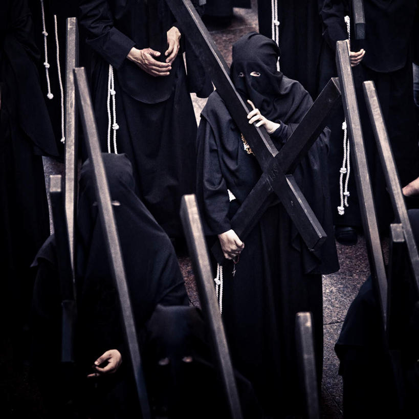 西方人,三个人,伙伴,朋友,方图,俯视,室内,白天,友谊,西班牙,欧洲,欧洲人,许多,节日,木制,十字架,文化,安达卢西亚,木制品,祈祷,健康,许愿,宗教,信仰,纪念,祈求,南欧,安达鲁西亚,西班牙王国,安达卢西亚自治区,平安,友情,男人,男性,年轻男性,白种人,半身,彩图,高角度拍摄