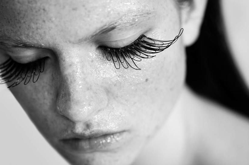 西方人,脸,头,脸颊,睫毛,眼皮,一个人,站,闭眼,横图,室内,特写,白天,正面,欧洲,欧洲人,仅一个年轻女性,仅一个女性,仅一个人,黑色背景,站着,摄影,影棚,年轻女性,女人,女性,白种人,头部,睑,睫,脸部,脸蛋,面部,眼盖,眼睑,眼睫毛,闭眼睛,闭着眼,闭着眼睛,站立,半身,彩图,影棚拍摄,拍摄