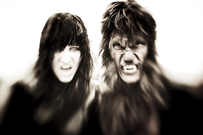 西方人,脸,头,眼睛,鼻子,嘴,耳朵,脸颊,眉毛,睫毛,两个人,横图,室外,特写,白天,正面,欧洲,欧洲人,瞳孔,生气,朦胧,模糊,注视,观察,看,愤怒,眼部,观看,察看,发怒,关注,情绪,吸血鬼,脾气,狼人,忿怒,怨恨,强烈,激动,男人,男性,年轻男性,年轻女性,女人,女性,白种人,头部,鼻,鼻孔,耳,耳部,睫,口,口腔,脸部,脸蛋,眉,面部,眼,眼睫毛,眼眉,嘴巴,嘴唇,半身,彩图,眼眉毛