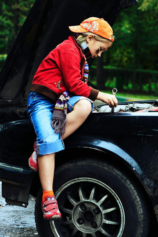 西方人,儿童,一个人,坐,竖图,室外,白天,侧面,纯洁,植物,汽车,帽子,欧洲,欧洲人,仅一个女性,仅一个人,服装,引擎,注视,休闲装,运动帽,车,树,树木,小孩,衣服,绿色,自然,交通工具,轿车,低头,观察,看,仅一个小孩,休闲,休闲服,鸭舌帽,可爱,童年,童趣,服饰,生长,成长,观看,察看,关注,载具,童真,烂漫,无邪,天真,女孩,女人,女性,白种人,孩子,坐着,彩图,全身,女生