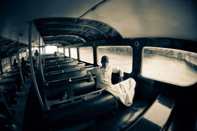 西方人,一个人,坐,横图,俯视,室内,白天,旅游,度假,海浪,海洋,窗户,轮船,船,帽子,欧洲,欧洲人,仅一个年轻女性,仅一个女性,仅一个人,一排,波纹,服装,整齐,浪花,涟漪,休闲装,娱乐,运动帽,玻璃窗,排列,衣服,水纹,海水,交通工具,波浪,享受,休闲,休闲服,鸭舌帽,放松,服饰,队列,载具,海景,水晕,年轻女性,女人,女性,白种人,大海,风浪,海,海水的波动,近岸浪,涌浪,坐着,彩图,高角度拍摄,全身,位子