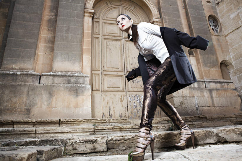 西方人,一个人,站,横图,室外,白天,仰视,楼梯,门,鞋子,欧洲,欧洲人,仅一个年轻女性,仅一个女性,仅一个人,一双,服装,裤子,阶梯,墙,扭头,注视,休闲裤,外套,靴子,墙壁,墙面,台阶,衣服,门框,观察,看,站着,转头,服饰,观看,察看,夹克,衣着,夹克衫,穿着,关注,牛仔靴,衣饰,茄克,年轻女性,女人,女性,白种人,外衣,站立,彩图,低角度拍摄,全身,短外衣