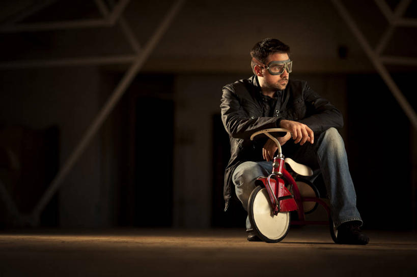 西方人,一个人,坐,横图,室内,白天,正面,安全,欧洲,欧洲人,仅一个男性,仅一个人,一副,一辆,阴影,服装,裤子,反射,眼镜,影子,墙,三轮车,防护,注视,牛仔裤,休闲装,墙壁,墙面,车,脚踏车,仅一个年轻男性,衣服,交通工具,观察,看,休闲,休闲服,搭,服饰,观看,护目镜,保护,怀旧,察看,搭着,关注,载具,保险,儿童车,怀念,保全,周全,安稳,安定,安全防护眼镜,风镜,平安,男人,男性,年轻男性,白种人,坐着,彩图,全身,儿童三轮车,念旧,防护眼镜