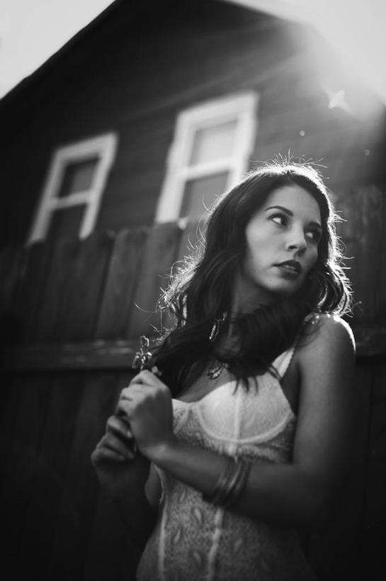 西方人,一个人,农场,站,竖图,黑白,室外,白天,正面,畜牧业,牧场,欧洲,欧洲人,仅一个年轻女性,仅一个女性,仅一个人,握,阴影,内衣,盛开,光线,影子,花蕾,扭头,注视,花,花瓣,花朵,鲜花,一朵,阳光,花苞,花蕊,观察,看,站着,转头,胸罩,文胸,握着,观看,察看,束缚,关注,畜牧,牧业,约束,乳罩,胸衣,年轻女性,女人,女性,白种人,站立,半身,紧身胸衣