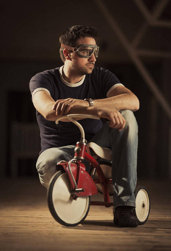 西方人,一个人,坐,竖图,室内,白天,正面,安全,欧洲,欧洲人,仅一个男性,仅一个人,一副,一辆,阴影,服装,裤子,反射,眼镜,影子,墙,三轮车,防护,注视,牛仔裤,休闲装,墙壁,墙面,车,脚踏车,仅一个年轻男性,衣服,交通工具,观察,看,休闲,休闲服,搭,服饰,观看,护目镜,保护,怀旧,察看,搭着,关注,载具,保险,儿童车,怀念,保全,周全,安稳,安定,安全防护眼镜,风镜,平安,男人,男性,年轻男性,白种人,坐着,彩图,全身,儿童三轮车,念旧,防护眼镜