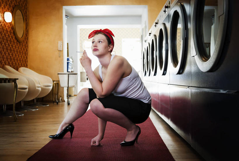 西方人,一个人,蹲,吸烟,横图,室内,白天,侧面,高跟鞋,时尚,地毯,门,香烟,鞋子,照明,欧洲,欧洲人,仅一个年轻女性,仅一个女性,仅一个人,一双,握,阴影,服装,装饰,编织,光线,壁灯,电器,影子,手工艺品,墙,灯光,织物,注视,休闲装,墙壁,墙面,灯,一个,衣服,红色,工艺品,灯具,门框,观察,看,休闲,休闲服,烟,握着,服饰,洗衣机,单个,观看,华丽,修饰,照亮,点缀,察看,家电,家用电器,照明设备,关注,时髦,衬托,美观,雅致,雅观,时兴,年轻女性,女人,女性,白种人,卷烟,烟草,纸烟,抽烟,蹲着,清洗,洗涤,彩图,全身,波斯地毯