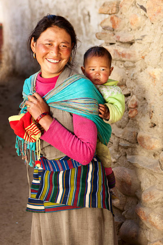 东方人,婴儿,儿童,背,两个人,家庭,母亲,站,笑,微笑,露齿笑,竖图,室外,白天,正面,民族服装,纯洁,亚洲,握,阴影,光线,影子,墙,注视,黄种人,墙壁,墙面,小孩,阳光,背着,观察,看,站着,温暖,温馨,一家人,可爱,母爱,童年,童趣,握着,活泼,观看,背带,和睦,察看,关注,宝宝,童真,纯真,烂漫,无邪,背负,母婴,伶俐,天真,年轻女性,女人,女性,亚洲人,孩子,年轻人,站立,半身,彩图,传统服装,民俗服,融洽,婴儿背带