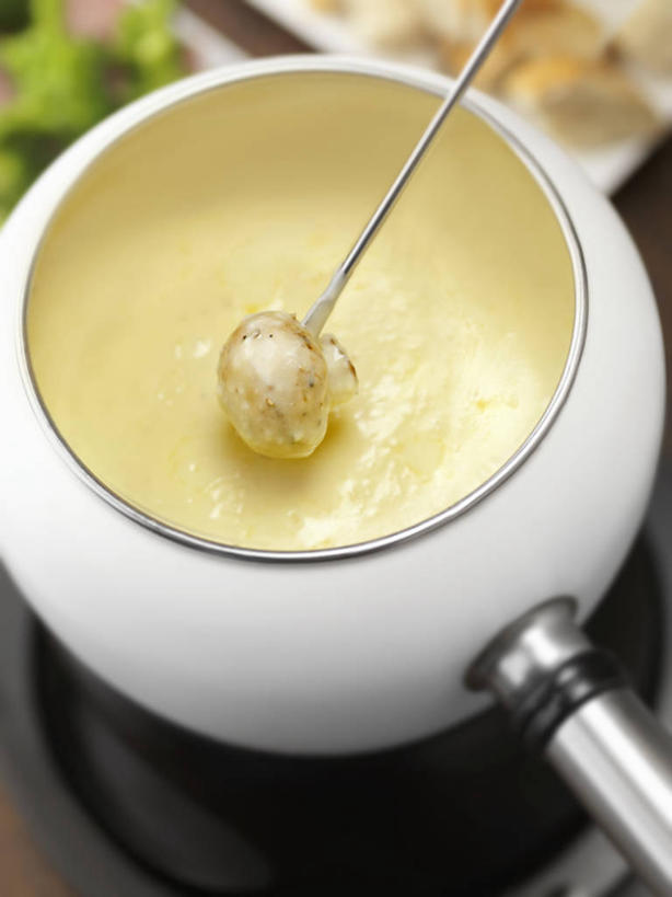 奶酪,无人,竖图,俯视,室内,特写,白天,烹饪,西餐,餐桌,桌子,蔬菜,餐具,金属制品,阴影,新鲜,融化,反射,金属,碟子,盘,影子,菌菇,干酪,起司,料理,食品,芝士,营养,菌类,火锅,菜肴,美食,食物,盘子,碟,乳酪,食用菌,西式,佳肴,有机食品,绿色食品,餐台,乳制品,真菌,发酵,熔化,取食签,奶酪火锅,暖锅,溶化,熔解,消溶,彩图,高角度拍摄,埃曼塔奶酪