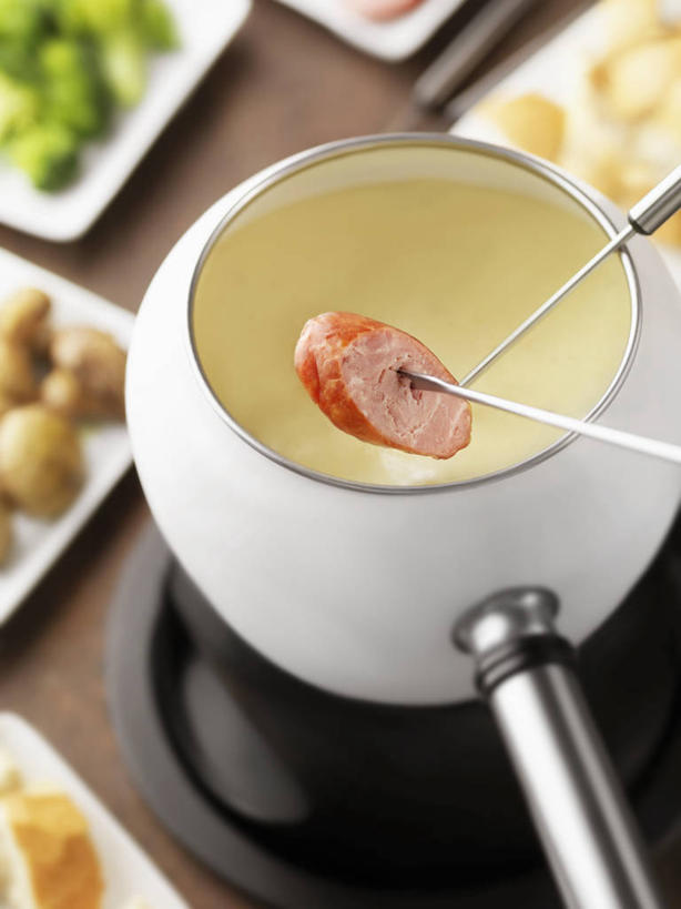 奶酪,无人,竖图,俯视,室内,特写,白天,烹饪,西餐,餐桌,桌子,蔬菜,餐具,金属制品,阴影,新鲜,融化,反射,金属,碟子,盘,影子,菌菇,肉,香肠,干酪,起司,料理,食品,腊肠,芝士,营养,菌类,火锅,菜肴,美食,肉类,食物,盘子,碟,乳酪,食用菌,西式,佳肴,有机食品,绿色食品,餐台,乳制品,真菌,发酵,肉食,熔化,取食签,奶酪火锅,暖锅,溶化,熔解,消溶,彩图,高角度拍摄,埃曼塔奶酪