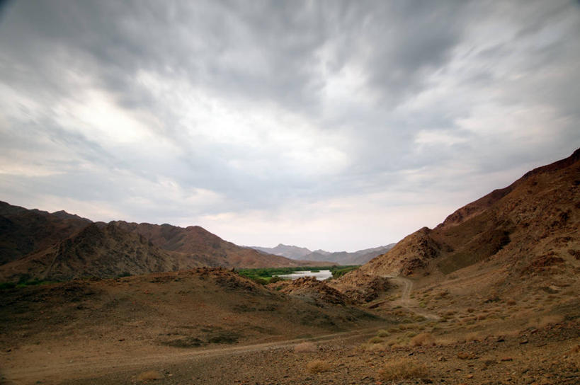 无人,横图,室外,白天,正面,旅游,度假,石头,美景,山,山脉,非洲,南非,石子,景观,山峰,乌云,云,阴天,云朵,山峦,云彩,娱乐,天空,自然,群山,天,享受,休闲,景色,放松,昏暗,阴沉,自然风光,阿非利加洲,南非共和国,北开普省,奥兰治河,石块,彩图