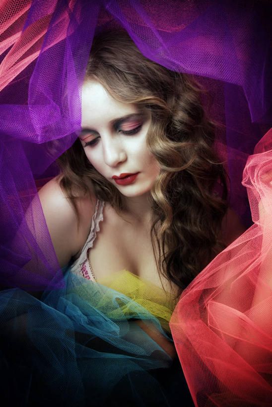 西方人,一个人,模特,竖图,彩色,室内,白天,正面,吊带,欧洲,欧洲人,仅一个年轻女性,仅一个女性,仅一个人,阴影,花纹,服装,反射,布,图案,影子,布纹,注视,吊带衫,衣服,低头,观察,看,服饰,观看,五颜六色,布匹,色彩斑斓,察看,衣着,穿着,关注,五彩缤纷,五彩斑斓,衣饰,害臊,含羞,怕羞,五光十色,尤物,害羞,年轻女性,女人,女性,白种人,模特儿,半身,彩图,佳丽,丽人,美人