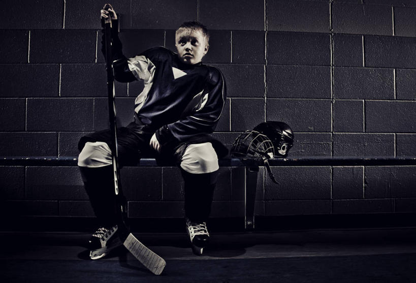 西方人,儿童,一个人,运动员,坐,举,横图,室内,白天,正面,运动服,纯洁,曲棍球,帽子,欧洲,欧洲人,仅一个男性,仅一个人,握,阴影,服装,反射,头盔,影子,墙,旱冰鞋,溜冰鞋,球棒,注视,运动器械,墙壁,墙面,小孩,衣服,安全帽,观察,看,托,仅一个小孩,健身器械,可爱,童年,童趣,握着,服饰,观看,察看,衣着,穿着,关注,健身器材,滑冰鞋,童真,烂漫,无邪,衣饰,冰球棒,天真,溜冰,曲棍球运动,男孩,男人,男性,白种人,孩子,体育运动员,运动选手,举起,举手,举着,向上举,向上伸,向上托,坐着,彩图,全身,冰刀鞋,运动器材,男生,运动装