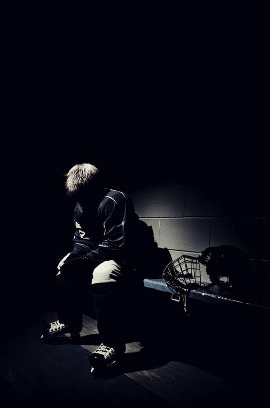 西方人,儿童,一个人,运动员,坐,竖图,室内,白天,侧面,运动服,纯洁,曲棍球,帽子,欧洲,欧洲人,仅一个男性,仅一个人,握,阴影,服装,反射,头盔,影子,墙,旱冰鞋,溜冰鞋,球棒,注视,运动器械,墙壁,墙面,小孩,衣服,安全帽,低头,观察,看,仅一个小孩,健身器械,可爱,童年,童趣,握着,服饰,观看,察看,衣着,穿着,关注,健身器材,滑冰鞋,童真,烂漫,无邪,垂头,衣饰,冰球棒,天真,溜冰,曲棍球运动,男孩,男人,男性,白种人,孩子,体育运动员,运动选手,坐着,彩图,全身,冰刀鞋,运动器材,男生,运动装