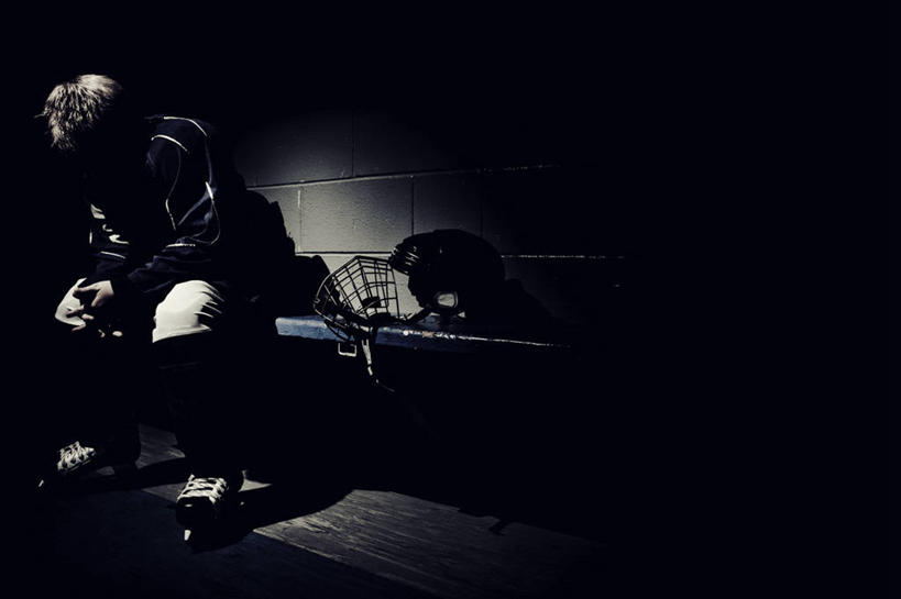 西方人,儿童,一个人,运动员,坐,横图,室内,白天,侧面,运动服,纯洁,曲棍球,帽子,欧洲,欧洲人,仅一个男性,仅一个人,握,阴影,服装,反射,头盔,影子,墙,旱冰鞋,溜冰鞋,球棒,注视,运动器械,墙壁,墙面,小孩,衣服,安全帽,低头,观察,看,仅一个小孩,健身器械,可爱,童年,童趣,握着,服饰,观看,察看,衣着,穿着,关注,健身器材,滑冰鞋,童真,烂漫,无邪,垂头,衣饰,冰球棒,天真,溜冰,曲棍球运动,男孩,男人,男性,白种人,孩子,体育运动员,运动选手,坐着,彩图,全身,冰刀鞋,运动器材,男生,运动装