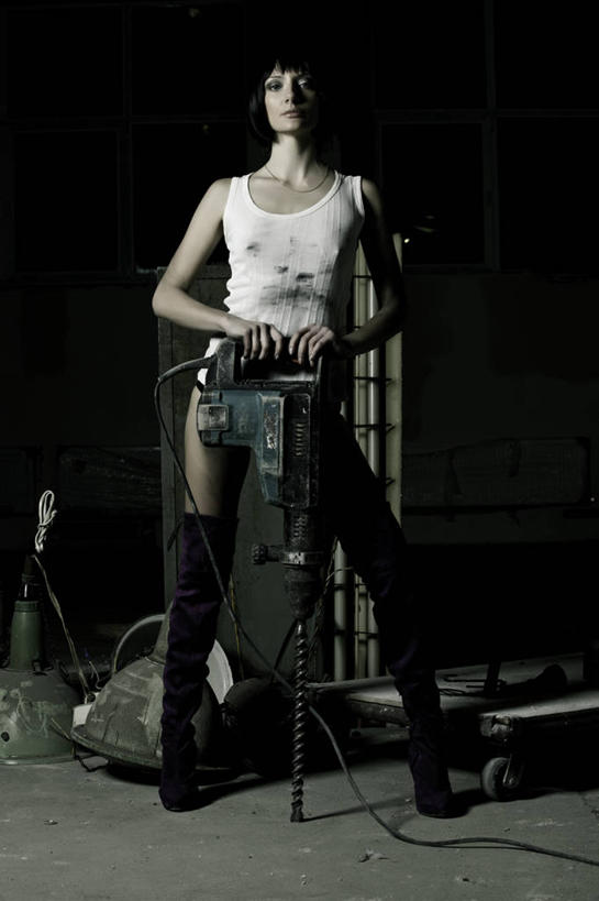西方人,一个人,工厂,站,竖图,室内,白天,正面,鞋子,金属制品,欧洲,欧洲人,仅一个年轻女性,仅一个女性,仅一个人,握,阴影,服装,电力,反射,金属,背心,电线,工具,线,影子,墙,电能,线路,注视,靴子,墙壁,墙面,一个,衣服,观察,看,站着,握着,服饰,单个,观看,电,电源,电源线,察看,衣着,穿着,关注,牛仔靴,能量,手摇钻,钻孔,衣饰,手钻,年轻女性,女人,女性,白种人,站立,半身,彩图,工地,制造厂