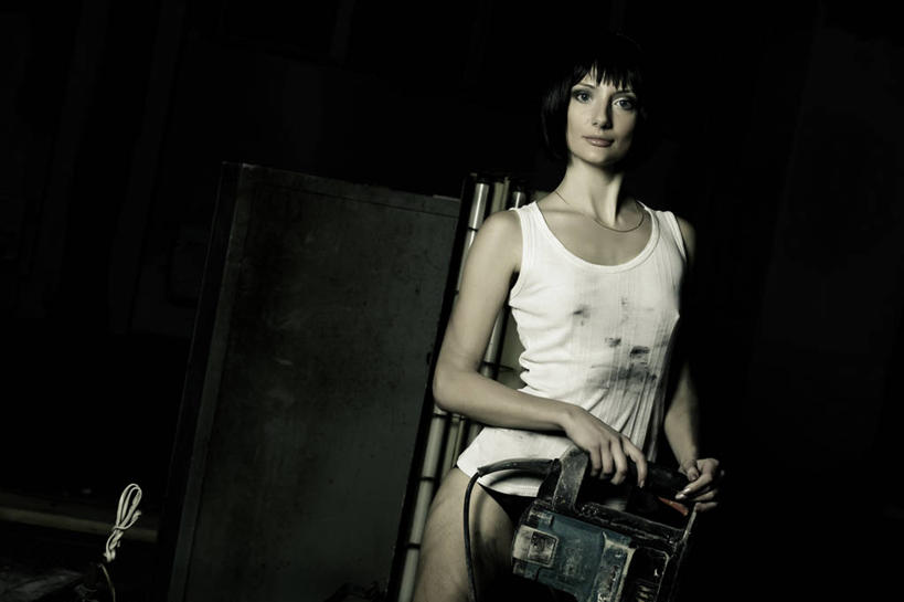 西方人,一个人,工厂,站,横图,室内,白天,正面,性感,鞋子,金属制品,欧洲,欧洲人,仅一个年轻女性,仅一个女性,仅一个人,握,阴影,内裤,短裤,服装,电力,反射,金属,背心,电线,工具,线,影子,墙,电能,线路,注视,靴子,墙壁,墙面,一个,衣服,观察,看,站着,诱惑,握着,服饰,单个,观看,三角裤,电,电源,电源线,察看,衣着,穿着,关注,牛仔靴,能量,火辣,手摇钻,钻孔,衣饰,手钻,年轻女性,女人,女性,白种人,站立,半身,彩图,工地,制造厂,三角内裤