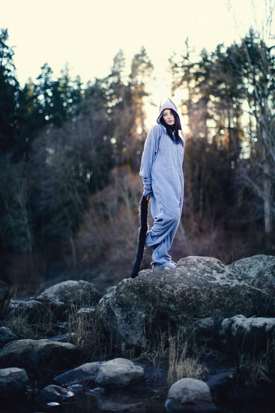 西方人,一个人,站,竖图,室外,白天,侧面,石头,植物,欧洲,欧洲人,仅一个年轻女性,仅一个女性,仅一个人,阴影,服装,光线,石子,影子,注视,树,树木,衣服,绿色,天空,阳光,自然,天,观察,看,站着,服饰,生长,成长,观看,察看,衣着,穿着,关注,表演服,演出服,衣饰,孤苦,道具服,孤单,孤独,年轻女性,女人,女性,白种人,石块,抬头,仰头,站立,彩图,全身