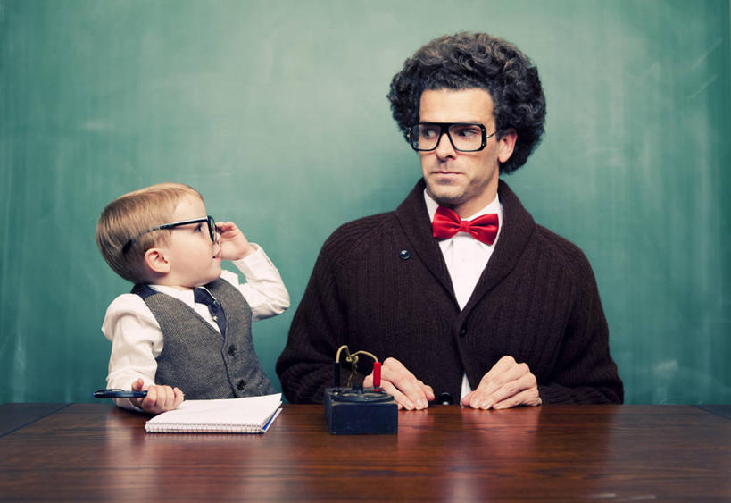 西方人,儿童,两个人,医生,学校,坐,笑,微笑,横图,室内,白天,正面,西装,纯洁,桌子,欧洲,欧洲人,套装,正装,领结,眼镜,记事本,扭头,注视,职业装,书桌,校园,小孩,本子,笔记本,课桌,黑板,观察,看,转头,医护人员,医疗人员,教室,可爱,童年,童趣,教学,观看,察看,课堂,象征,庄重,关注,身份,近视眼镜,童真,烂漫,无邪,正式,地位,耐磨,教学黑板,天真,男孩,男人,男性,年轻男性,白种人,孩子,大夫,坐着,半身,彩图,心理医生,临床心理学家,心理治疗师,心理咨询师,咨询心理学家,男生